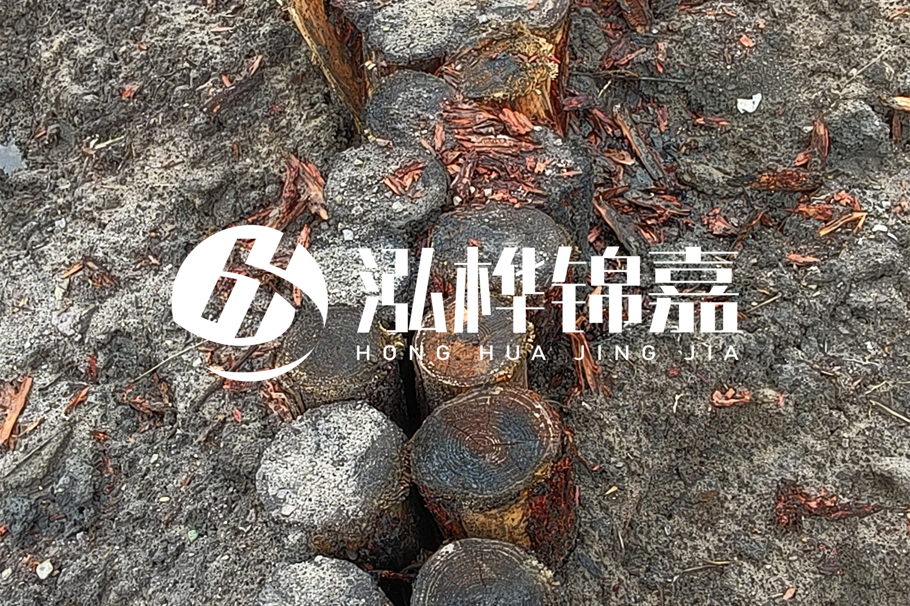 魚塘淤泥太多怎么清理？挖掘機(jī)清除淤泥的作用及方法