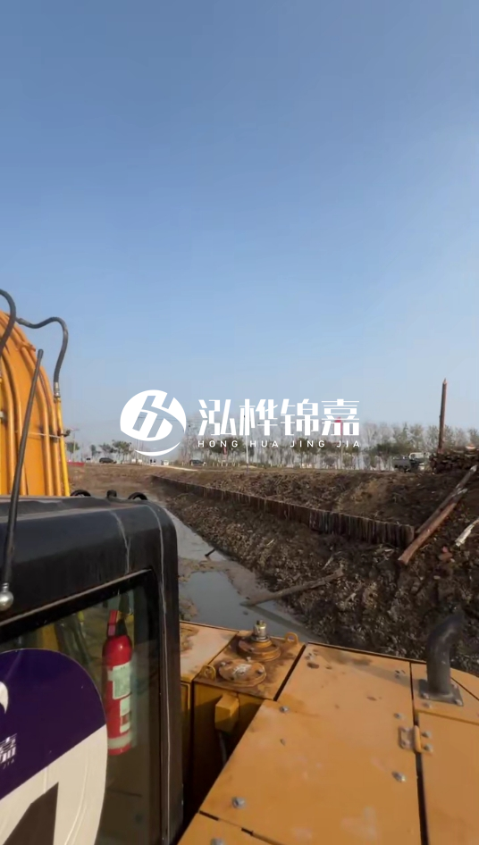 三門峽挖機(jī)打木樁專業(yè)施工-松木樁打樁木價(jià)格含運(yùn)輸成本嗎？