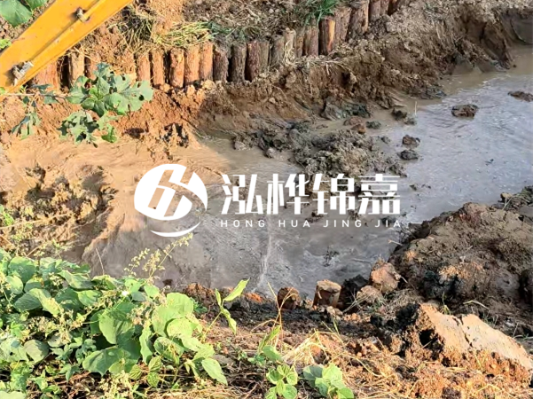 湖南防汛木樁批發(fā)廠家泓樺錦嘉 - 防洪木樁的作用是什么？?