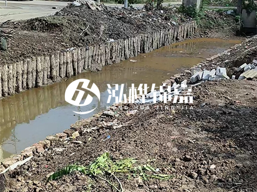 農(nóng)村最便宜的護(hù)坡做法-松木樁護(hù)坡靠譜嗎？