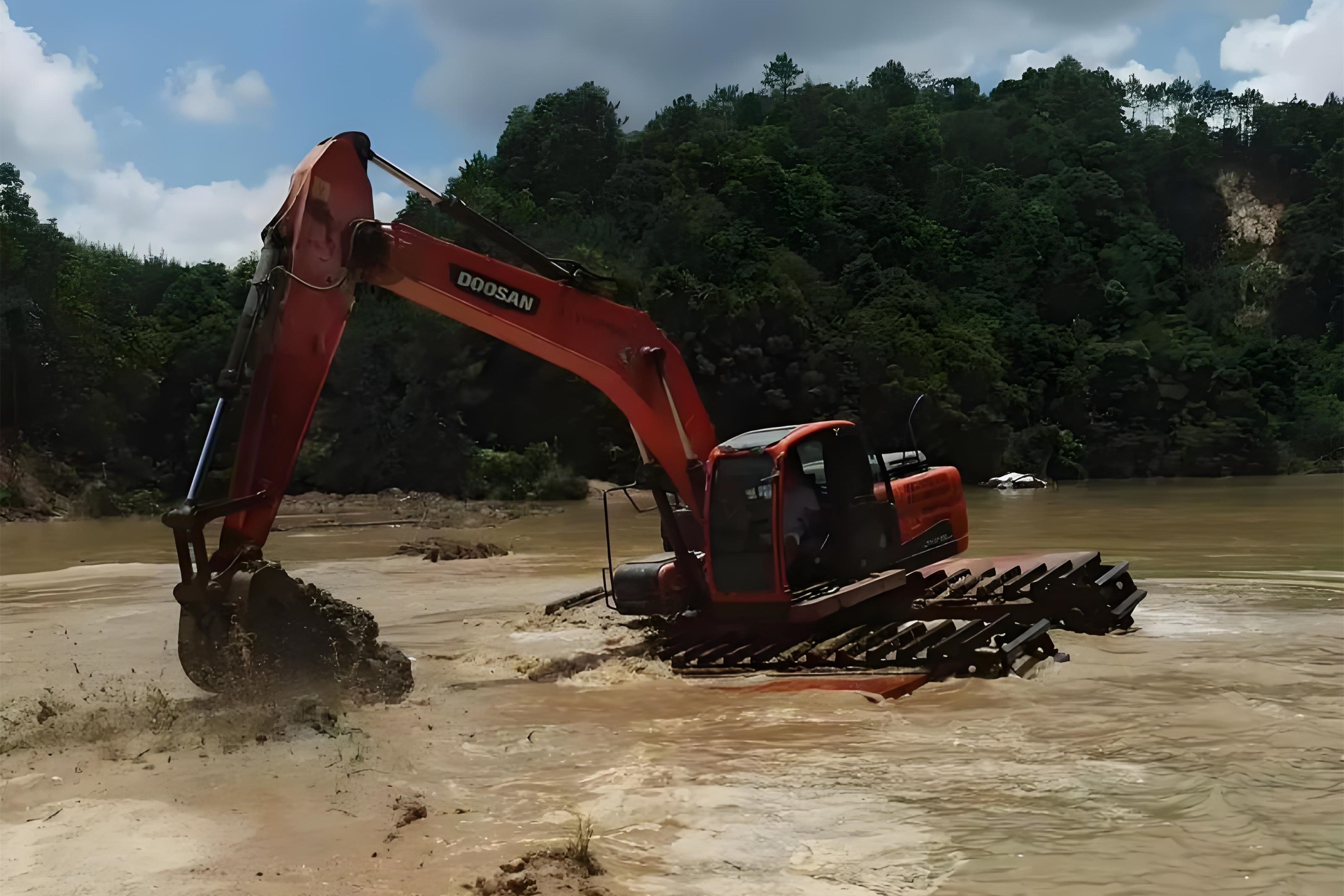 浙江杭州挖機清淤施工隊-沼澤地清淤需要先排水嗎？