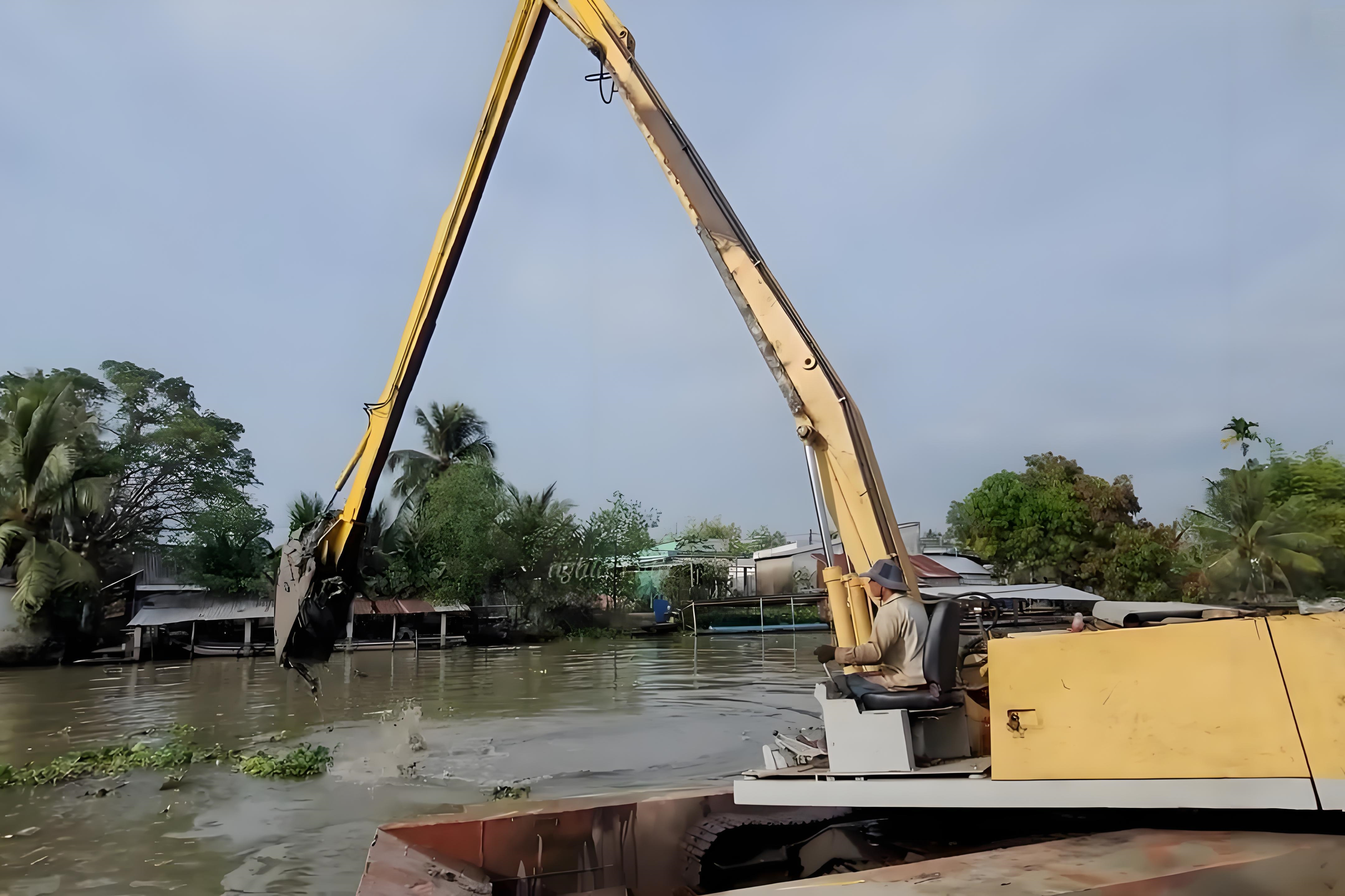 甘肅玉門水上挖機清淤施工隊 - 小型水上挖機清淤適合小河道嗎？
