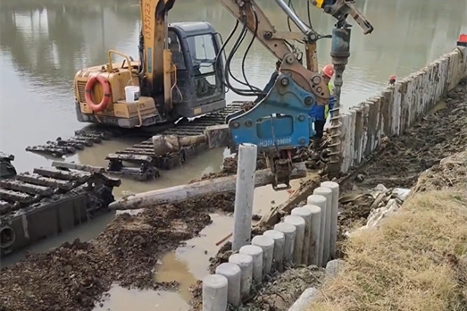 水泥樁批發(fā)廠家泓樺錦嘉-水泥仿木樁適合用于河道護(hù)坡嗎？