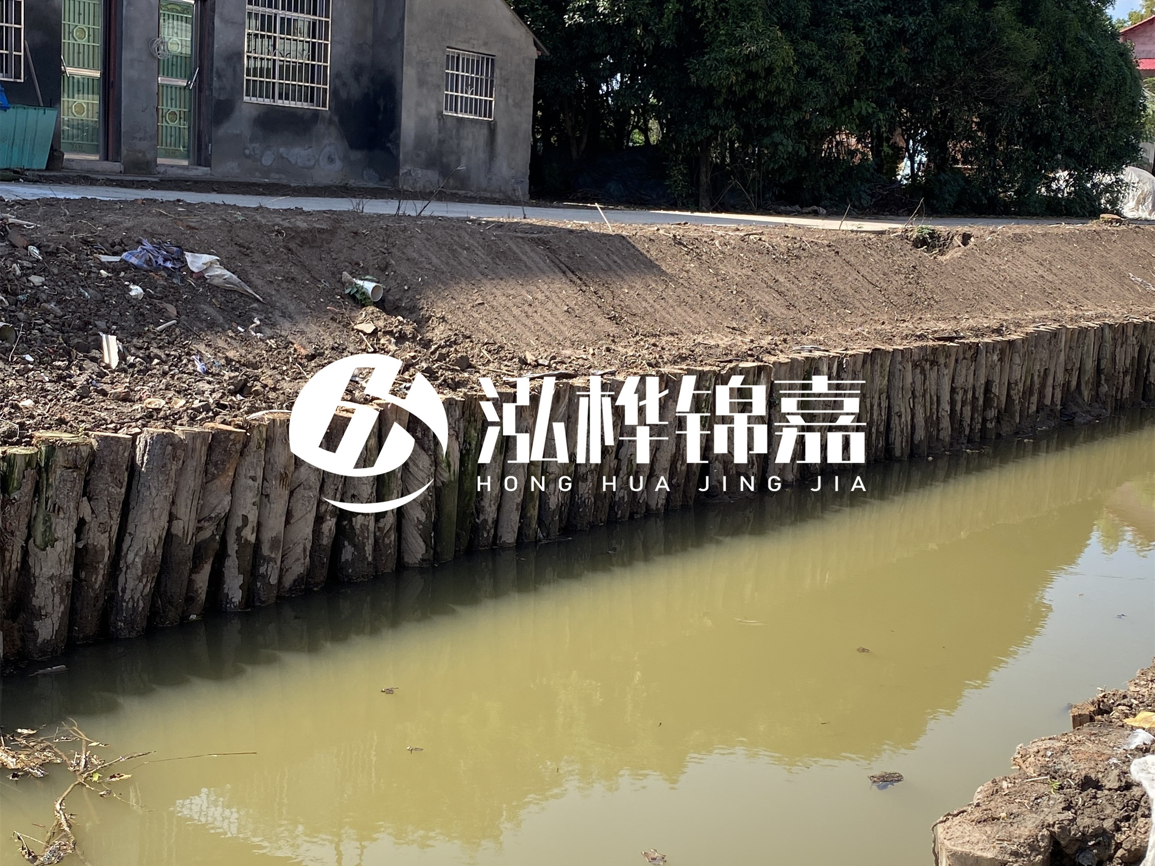 松木樁批發(fā)廠家泓樺錦嘉-圍堰松木樁間距多少能保證穩(wěn)定性？