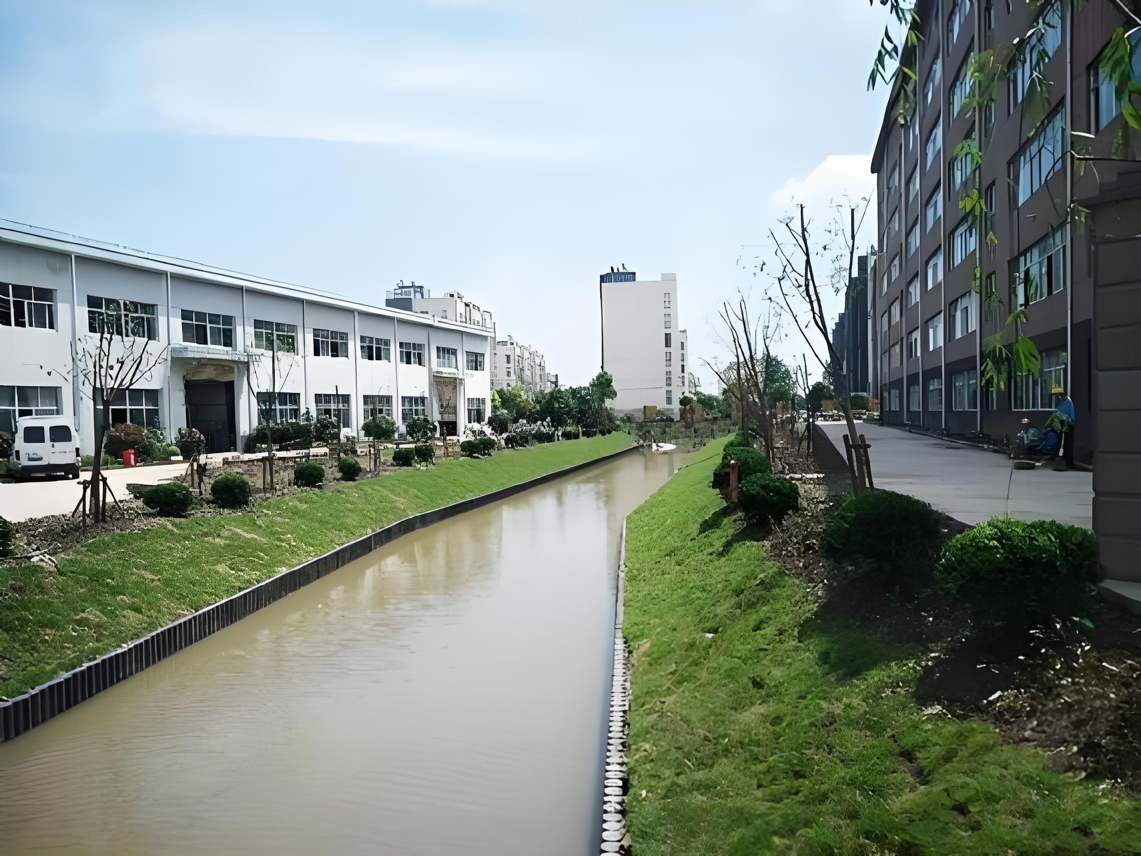 水泥仿木樁廠家泓樺錦嘉 - 河道仿木樁的規(guī)格怎么根據(jù)河道寬度選？